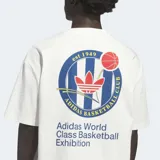 Remera Adidas de corte holgado, color blanco, con cuello redondo y estampado gráfico en el frente y la espalda que incluye el logo del trébol y motivos de básquetbol.