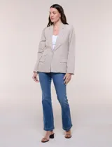 Blazer de lino y algodón color beige con diseño de rayas diplomáticas blancas, solapa clásica, cierre de un botón frontal y bolsillos laterales con solapa.