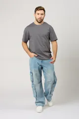 Jean baggy cargo de color celeste claro, de corte amplio y relajado, con múltiples bolsillos utilitarios en los laterales de las piernas.