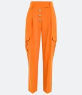 Pantalón cargo de viscosa color naranja, con cintura alta y cierre por enganche doble y botones. Cuenta con bolsillos delanteros, laterales y traseros, y pliegues delanteros.