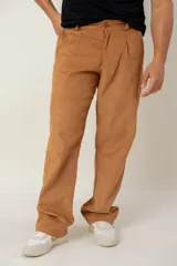 Pantalón de corte ancho confeccionado en tejido de pana suave, con diseño de pinzas en la cintura, cierre frontal con botón y bolsillos laterales.