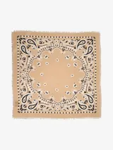 Pañuelo cuadrado color beige con estampado de bandana en blanco y negro, y bordes deshilachados.