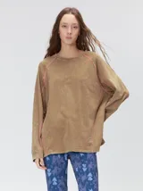 Remera de manga larga con cuello redondo, confeccionada en algodón con efecto lavado. Presenta costuras decorativas en color contrastante en sisas, mangas y frente, con un corte holgado y logo bordado en el frente.