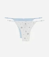 Kit de dos bombachas colaless confeccionadas en algodón con detalles de encaje en los bordes. Una prenda es de color celeste liso y la otra presenta un estampado floral delicado sobre fondo blanco. Ambas cuentan con tiras laterales finas ajustables y un pequeño lazo decorativo en el centro.