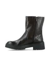 Bota de caña media en cuero color chocolate, con suela track dentada y detalle de argolla metálica en el lateral superior.