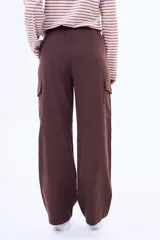 Pantalon cargo de corte recto confeccionado en gabardina de algodón. Presenta cintura con cordón ajustable, bolsillos laterales tipo cargo y costuras reforzadas en las rodillas.