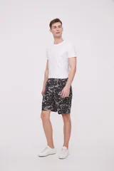 Bermuda de corte recto y diseño minimalista, confeccionada en tejido técnico de poliéster. Presenta cintura elástica con cierre de botón frontal, bolsillos laterales y un bolsillo pequeño adicional en el lateral izquierdo.