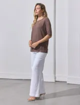 Remera marrón de tejido bordado, marca French Loundry. Tiene escote redondo y mangas tres cuartos.