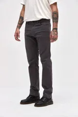 Pantalón de gabardina color marrón, con diseño de cinco bolsillos y corte recto de silueta clásica.