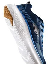 Championes de running Umbro modelo Bron, color azul marino con detalles en celeste, suela blanca gruesa y suela exterior de goma color tostado.