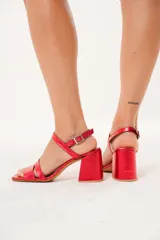 Sandalias rojas de cuero con doble tira delantera, horma cuadrada y ajuste con hebilla.