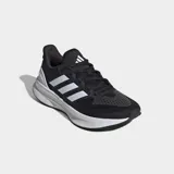Championes de running Adidas Ultrarun 5, color negro con detalles en blanco. Presentan un empeine de malla transpirable, tres franjas laterales blancas icónicas, mediasuela gruesa con amortiguación Cloudfoam y suela Adiwear.