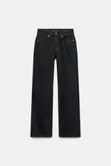 Jeans de tiro alto y pernera recta y larga, en color negro, con diseño clásico de cinco bolsillos y cierre frontal con cremallera y botón metálico.