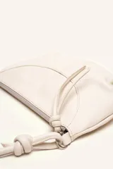 Cartera bandolera de cuero marrón con forma relajada, diseño de costuras curvas y detalles de nudos hechos a mano en las asas.