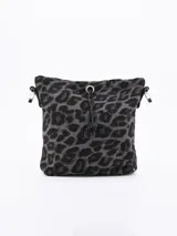 Bandolera tipo bucket con estampado animal print en tonos grises y cierre superior con cordón ajustable.