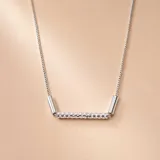 Collar de plata 925 con cadena de eslabones y dije tubular texturizado de diseño geométrico.