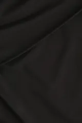 Top de manga larga en punto suave con escote asimétrico y un hombro descubierto. Modelo de ajuste entallado con costuras fruncidas para un efecto drapeado.