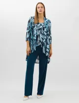 Conjunto de tres piezas compuesto por una musculosa de escote redondo, un saco largo abierto de mangas 3/4 y un pantalón palazzo de pierna ancha. La musculosa y el saco presentan un estampado abstracto de pinceladas en tonos azules con hilos metalizados, mientras que el pantalón es de color azul petróleo liso.