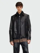 Campera de cuero negro con cierre frontal, cuello camisero y bolsillos con cierre en el pecho y laterales.