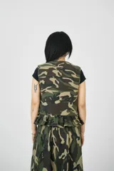 Chaleco con estampado de camuflaje, escote en V, cierre frontal con hebilla metálica y bajo peplum.