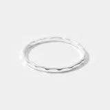 Anillo plateado con textura irregular.