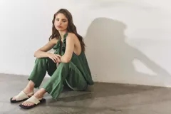 Sandalias de cuero negro con diseño de punta cuadrada, tira ancha sobre el empeine y ajuste con correa en el talón.