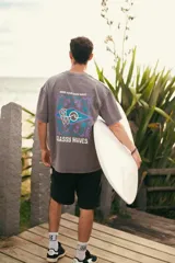 Remerón gris con estampa en la espalda con palmeras y texto.