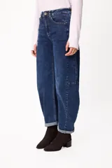 Jean de corte amplio y silueta redondeada, con diseño de tiro alto y ruedo con doblez. Presenta un lavado azul oscuro uniforme y costuras laterales reforzadas.