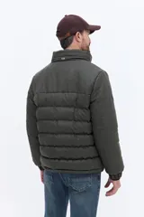 Campera puffer de nylon con diseño matelaseado, cuello alto y cierre frontal. Presenta un corte regular, bolsillos laterales con cierre y logo bordado en el pecho.