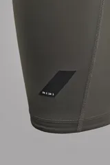 Mallas cortas de running confeccionadas en tejido técnico elástico, con cintura elástica ajustable mediante cordón interior y bajo con aplicación de silicona antideslizante. Presenta detalle de logo estampado en la pernera.