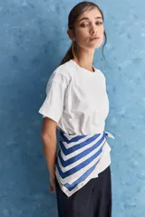 Remera de manga corta color negro, con cuello redondo y calce relajado, confeccionada en tejido suave con elastano.
