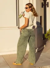 Jean de corte recto y tiro bajo, color verde claro con efecto acid wash.