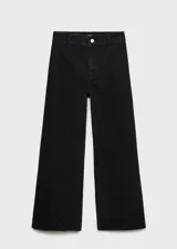 Jeans de tiro alto y corte culotte en color negro. Presenta cierre frontal con cremallera y botón, trabillas para cinturón, bolsillos traseros y bajo deshilachado.