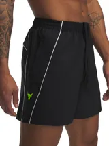 Short deportivo Under Armour Project Rock, color negro con detalles en blanco y verde neón. Confeccionado en tejido elástico ultraligero y resistente, cuenta con cintura elástica con cordón interno y bolsillos laterales.