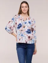 Blusa de gasa liviana blanca con estampado floral en tonos azules y rosados, escote en V, mangas 3/4 abullonadas con puños elásticos y corte fluido.