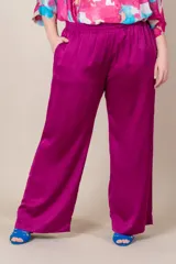 Pantalón palazzo negro de satén italiano, con cintura elastizada y bolsillos laterales.