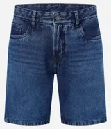 Bermuda de hombre confeccionada en denim de algodón, color azul medio, con tiro medio y corte recto. Presenta cierre de botón y cremallera, bolsillos delanteros y traseros, y etiqueta aplicada en la parte trasera de la cintura.