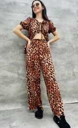 Pantalón palazzo con estampado animal print.