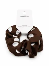 Colero para el pelo de satén marrón con estampado de lunares blancos.