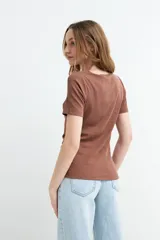 Remera blanca de manga corta confeccionada en tejido rib, con amplio cuello cuadrado y diseño ajustado.