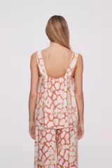 Musculosa estampada con cuello en V y breteles anchos.