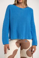 Sweater celeste de tejido de punto calado con lurex, de corte holgado y mangas largas.