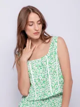 Top negro con estampado floral, escote cuadrado y breteles finos.