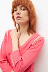 Remera fucsia de manga 3/4 con escote en V y bordado en los hombros.