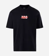 Remera negra de algodón con cuello redondo, manga corta y calce relaxed. Presenta una gran estampa en la espalda con la palabra "NAS" en rojo, la imagen del rapero y gráficos alegóricos de Nueva York.