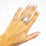 Anillo con forma de escarabajo, realizado en aleación de metal color dorado.