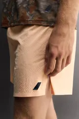 Pantalones cortos de entrenamiento Zara Athleticz en color salmón, confeccionados en tejido técnico ligero y elástico con estructura. Cuentan con cintura elástica ajustable, forro interior, bolsillos laterales y perneras con aberturas laterales.