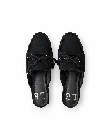 Zapatos tipo mocasín destalonados de gamuza marrón, estilo náutico con cordones frontales y ojales metálicos.