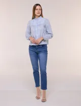 Blusa celeste de algodón con estampado floral, cuello mao fruncido con volado y cordel frontal con borlas. Tiene mangas largas abullonadas con puños elásticos y abotonadura frontal.