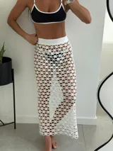 Pollera larga de crochet color blanco con abertura lateral.